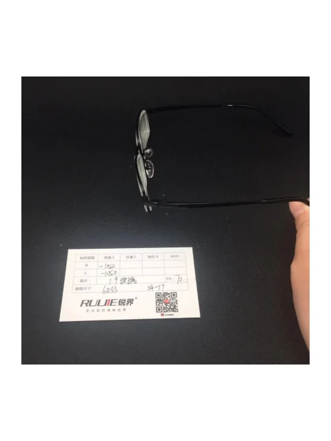 1.9超薄玻璃镜片 R:-1050 L:-1050 PD:70 镜框：6833（54-17）