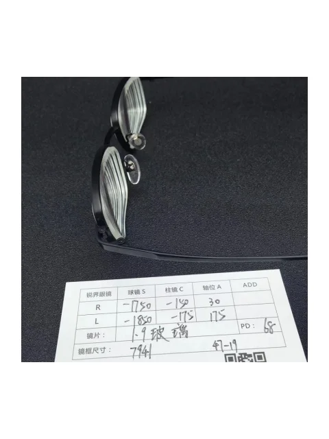 1.9超薄玻璃镜片 R:-1750/150 L:-1850/-175 PD:68镜框：7941（47-19）