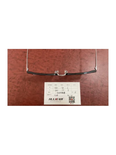 1.74防辐射右眼-550-50-5 左眼-525-100-5 瞳距66