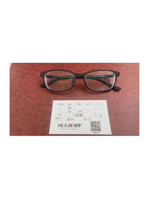 1.9玻璃 右眼-975 左眼-900 -125-1瞳距62